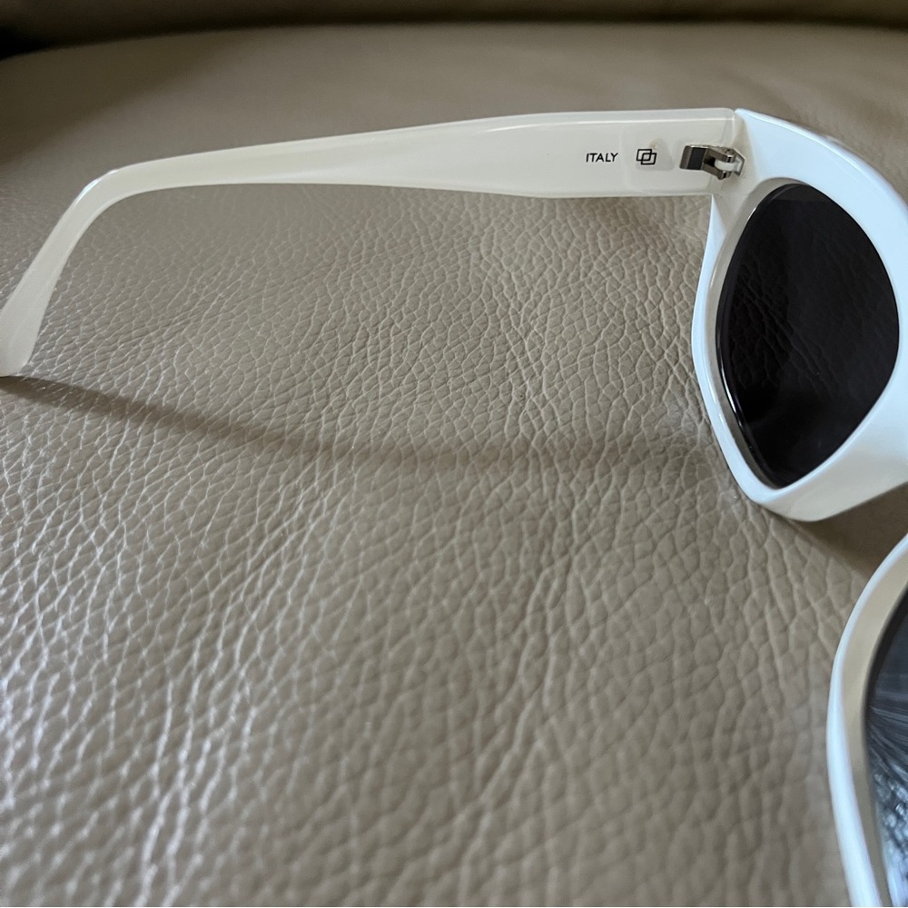 LIZ CLAIBORNE UV Sunglasses Oval Square White Plastic Gold Accent Italy Made Vtg - Picture 12 of 16